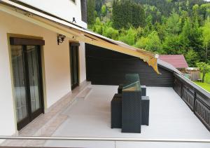 Balkon lub taras w obiekcie Apartments Fiore am Naturschwimmbad!