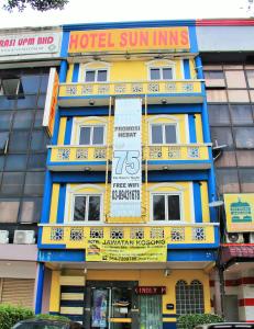 un hotel con un edificio amarillo y azul en Sun Inns Dmind Seri Kembangan, en Seri Kembangan