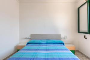 - une chambre avec un lit et une couette bleue dans l'établissement Villa Vival by BarbarHouse, à Campomarino