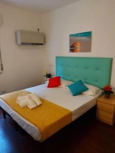 Un dormitorio con una cama grande con dos almohadas encima. en Hotel Senza Pensieri Riccione, en Riccione