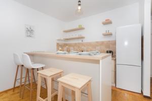 Kuchyňa alebo kuchynka v ubytovaní Downtown apartment Danica + 17 fotografií