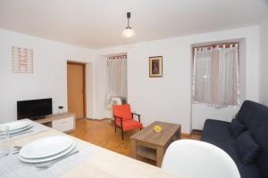 Televízia a/alebo spoločenská miestnosť v ubytovaní Downtown apartment Danica