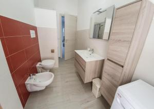 łazienka z umywalką, toaletą i lustrem w obiekcie Casa Orfeo w mieście Marina di Ragusa +16 zdjęć