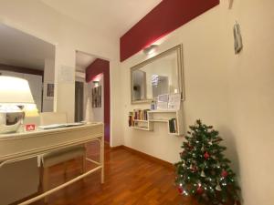 een kerstboom in een kamer met een bureau bij Beside the Vatican in Rome