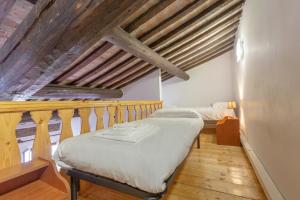 Cama ou camas em um quarto em Appartamenti Frescobaldi