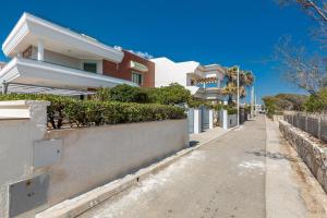 une rue en face d'une maison dans l'établissement Villa Vival by BarbarHouse, à Campomarino