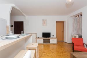 Televízia a/alebo spoločenská miestnosť v ubytovaní Downtown apartment Danica