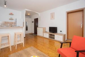 Televízia a/alebo spoločenská miestnosť v ubytovaní Downtown apartment Danica