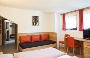 TV a/nebo společenská místnost v ubytování Hotel Sonnenheim