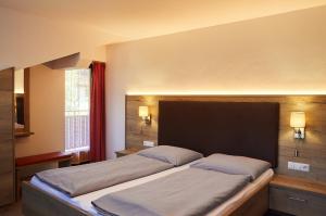 A bed or beds in a room at Hotel Sonnenheim