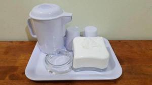 a blender on a white tray on a wooden table at Sun Inns Dmind Seri Kembangan in Seri Kembangan
