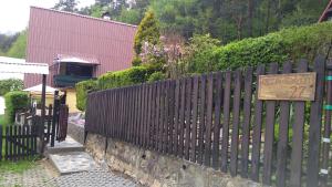 een hek met een bord voor een gebouw bij Domek całoroczny Tresna Agata in Tresna
