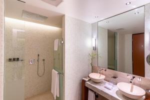 Bilik mandi di Oryx Airport Hotel -Transit Only