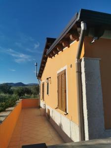 Vista generica sulle montagne o vista sulle montagne dall'interno della villa