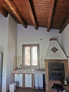 cocina con fogones y chimenea en Casa vacanze L'ulivo Burgio, en Burgio