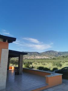 Vista generica sulle montagne o vista sulle montagne dall'interno della villa