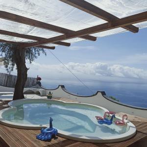 una piscina con pergolato e oceano di Smeraldo Holiday House a Conca dei Marini