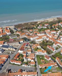 una vista aerea di una piccola città con edifici di Maison de pêcheur Wissant plein centre a Wissant