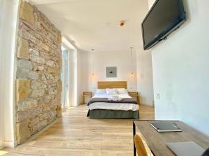 Televízia a/alebo spoločenská miestnosť v ubytovaní Mirandoalaconcha Rooms + 37 fotografií