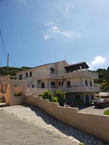 Photo de la galerie de l'établissement Angela Apartments Pool Gardens and Sea Views, à Agios Stefanos