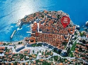 Eine Insel mit einem Schild, auf dem steht, dass wir hier sind. in der Unterkunft Apartment Josipa in Dubrovnik