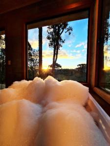 una pila de nieve sentada frente a una ventana en Sunset Serrano Chalés, en Urubici