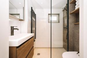 une salle de bain avec un lavabo et une douche dans l'établissement Thalassa Beach Houses, à Zandvoort 13 autres photos