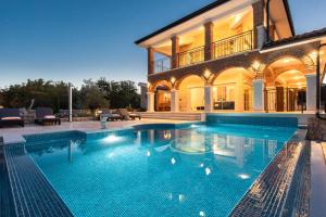 Der Swimmingpool an oder in der Nähe von Villa Santa Maria