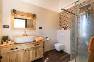 ein Badezimmer mit Waschbecken und Dusche in der Unterkunft Villa Santa Maria in Vrbnik