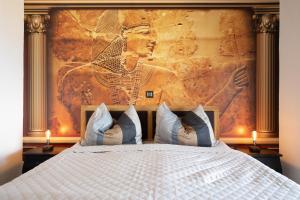 ein Schlafzimmer mit einem Bett und einem Gemälde an der Wand in der Unterkunft Villa Santa Maria in Vrbnik
