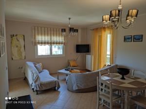 salon z kanapą i stołem w obiekcie Eliza Apartment w Lixoúrion +13 zdjęć