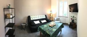 ein Wohnzimmer mit einem Sofa und einem Tisch in der Unterkunft Appartement Tarascon sur Ariège in Tarascon-sur-Ariège