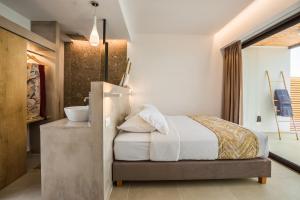 Posteľ alebo postele v izbe v ubytovaní Kefalonian Escape Suites