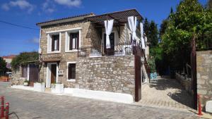 kamienny dom z balkonem na ulicy w obiekcie Naupactus unique harbor apartment in a stone house! w mieście Nafpaktos