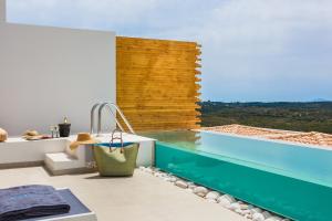 Bazén v ubytovaní Kefalonian Escape Suites alebo v jeho blízkosti