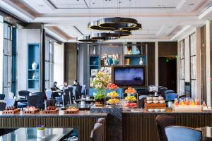 a lobby with tables and chairs and a buffet at China World Hotel, Beijing, A Shangri-La Hotel in Beijing +75 photos