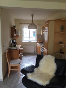 a living room with a couch with a white fur at Parkblick Grüner Salon in Satow