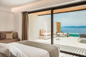 Posteľ alebo postele v izbe v ubytovaní Kefalonian Escape Suites