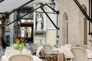 Heritage hotel Santa Lucia餐厅或其他用餐的地方