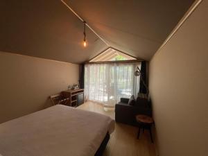 Postel nebo postele na pokoji v ubytování LONGOSPHERE GLAMPING + 37 fotografií
