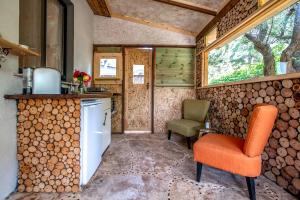 une cuisine avec une cuisinière et un comptoir avec une table dans l'établissement Paradise on the horizon, à El-Rom 49 autres photos