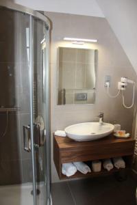 Koupelna v ubytování Hotel Gurman + 31 fotografií