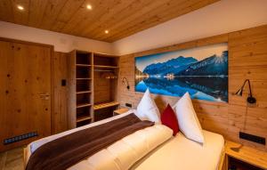 ein Schlafzimmer mit einem großen Wandgemälde in der Unterkunft Chalet Auszeit in Lermoos