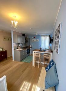 Η κουζίνα ή μικρή κουζίνα στο Blue George Apartment