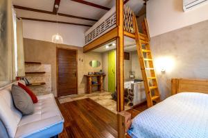 Paradise on the horizon في El-Rom: غرفة نوم مع سرير بطابقين وسلّم