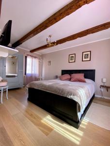 Ένα ή περισσότερα κρεβάτια σε δωμάτιο στο Blue George Apartment