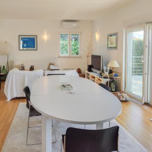 a living room with a white table and chairs at Seaside House PuntaSkala in Petrcane