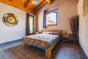 een slaapkamer met een bed en een raam bij Il casotto nelle Langhe in Farigliano +71 foto's