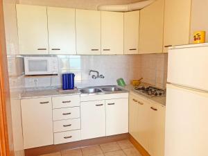 Kuchyň nebo kuchyňský kout v ubytování Apartamento Papa Luna Primera Línea 3000