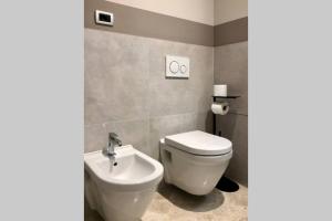 łazienka z toaletą i umywalką w obiekcie laus via sparano - lux & design mini w mieście Bari